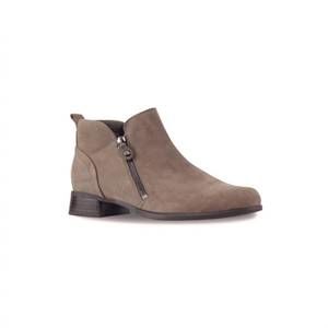 NEW MUNRO women's neko suede in almond